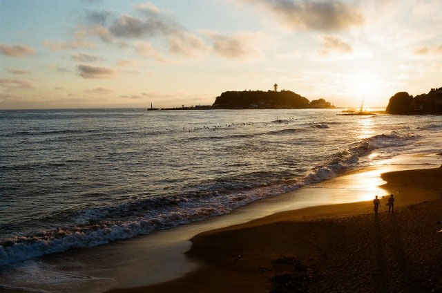 日本の渚100選のひとつ、七里ヶ浜での前撮り＆フォトウェディングはドレスを着たまま海に入れるトラッシュザドレスウェディングにも対応