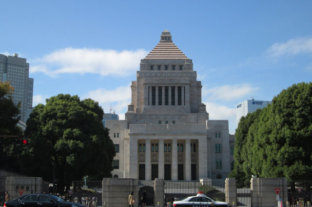 国会議事堂は、東京の観光スポットとしても有名。交通の便も良く、観光にも前撮りやフォトウェディングなどの結婚写真の撮影にも便利