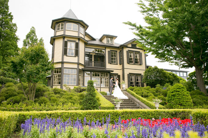 山手西洋館外交官の家の庭園には四季折々の花が咲き誇っていて、前撮りやフォトウェディングのシーンを華やかに彩ってくれる