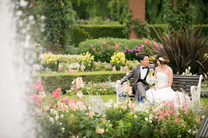 山下公園の緑に包まれて、噴水のベンチで結婚写真を撮影